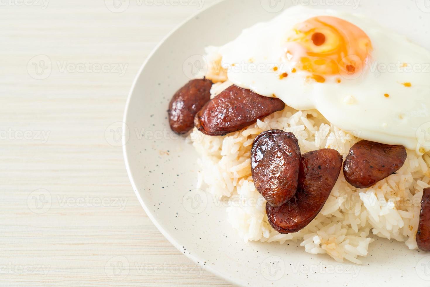 ris med stekt ägg och kinesisk korv - hemlagad mat i asiatisk stil foto