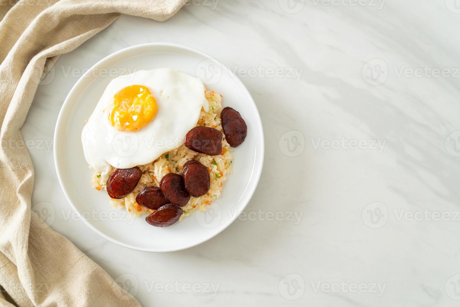 stekt ris med stekt ägg och kinesisk korv - hemlagad mat i asiatisk stil foto