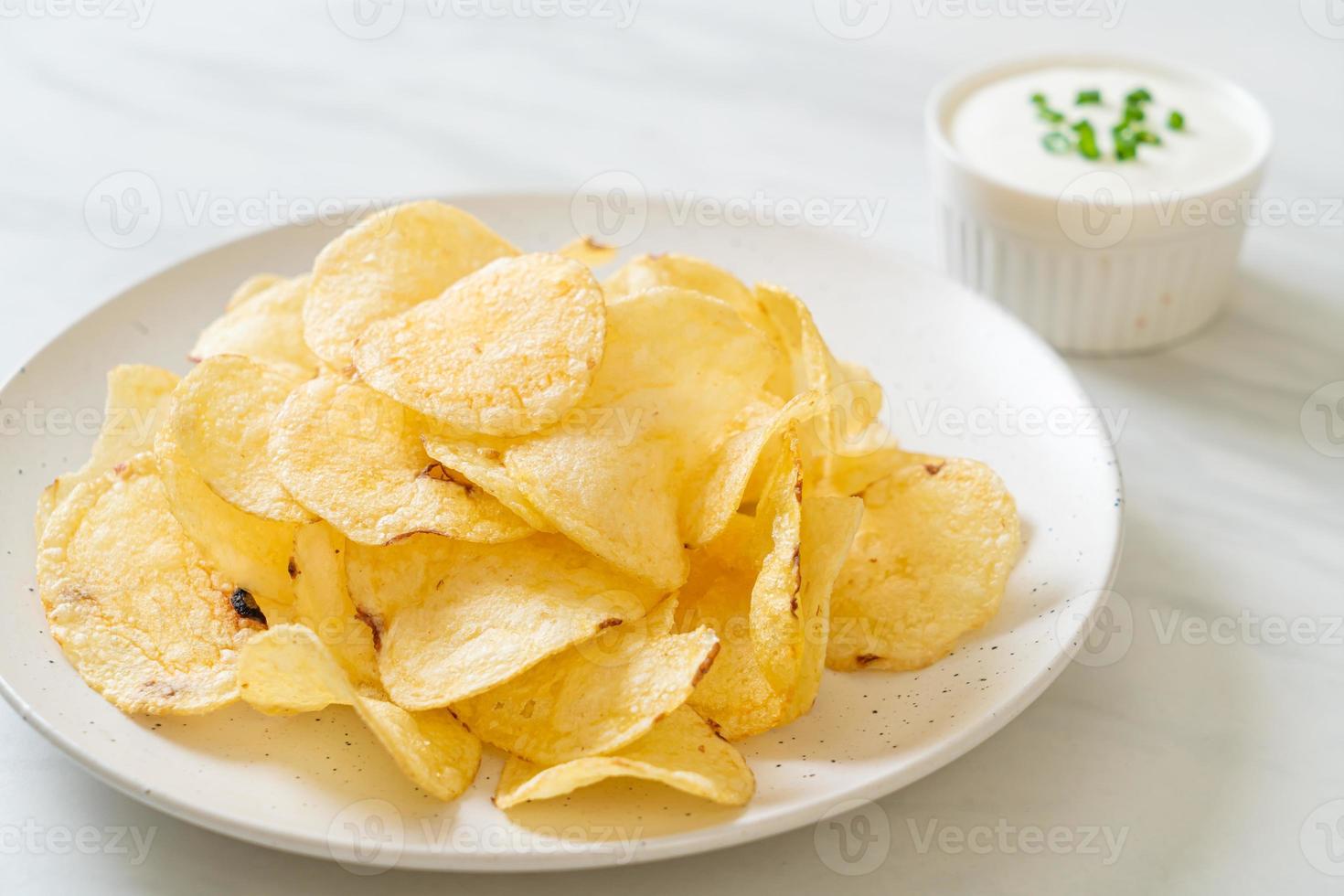 potatischips med gräddfilsås foto