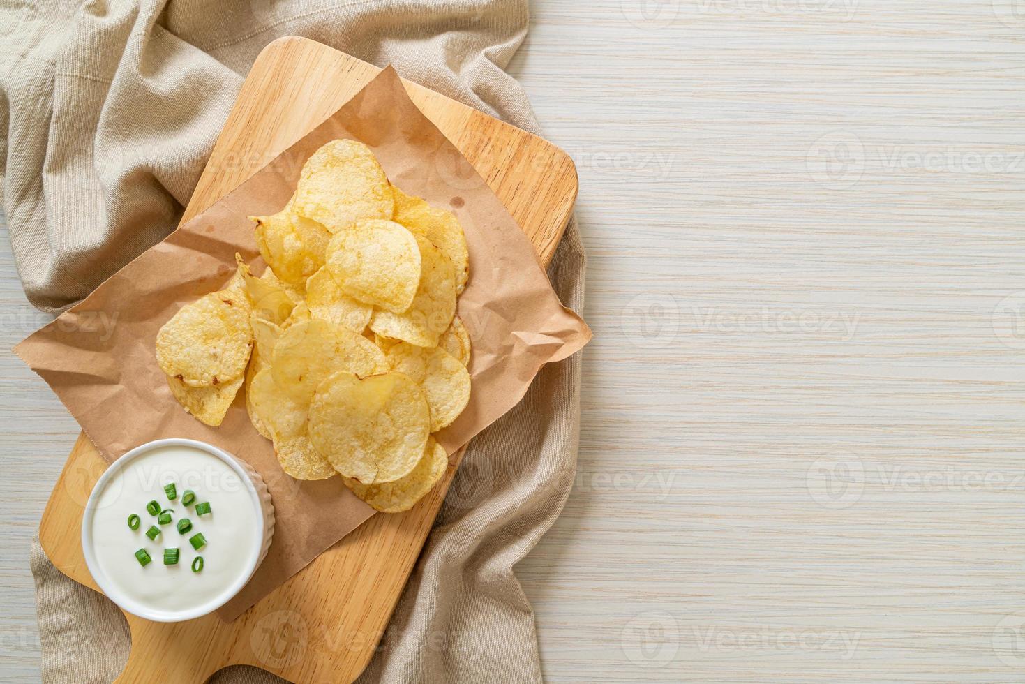 potatischips med gräddfilsås foto
