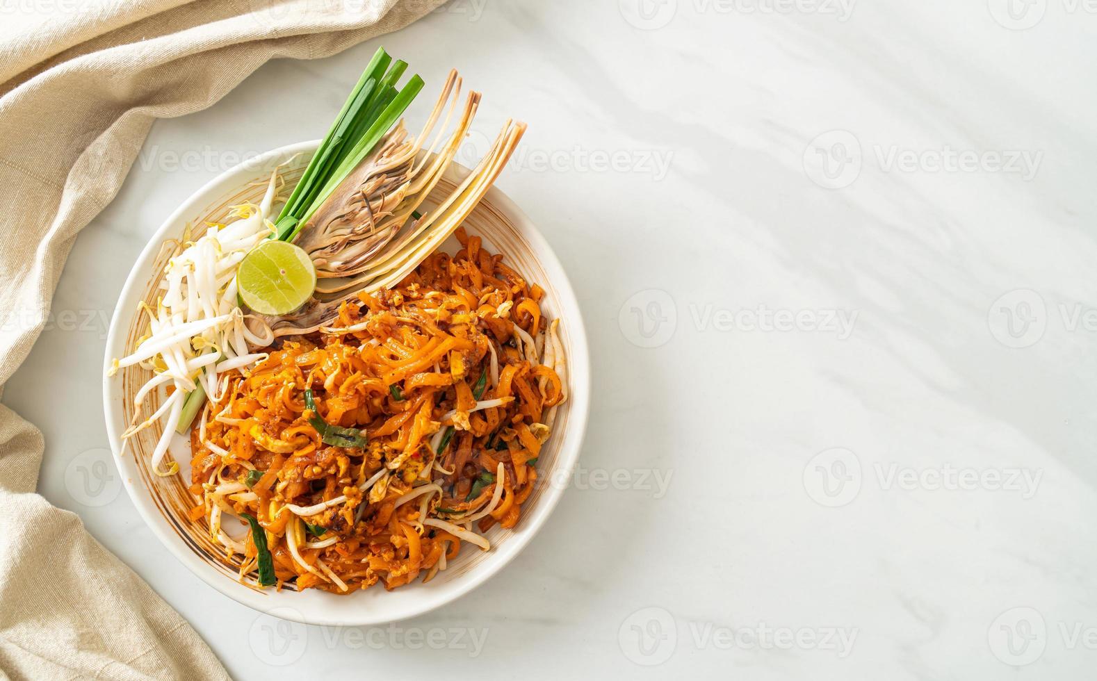 uppstekt nudel med tofu och groddar eller pad thai - asiatisk matstil foto