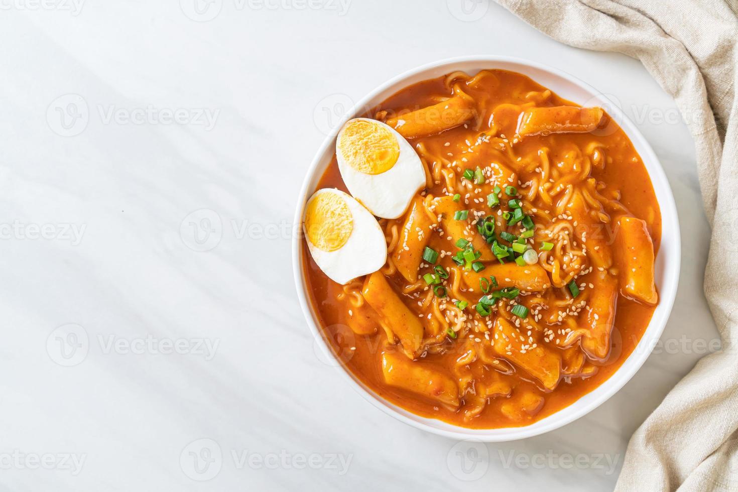 koreansk snabbnudel och tteokbokki i koreansk kryddig sås - rabokki foto