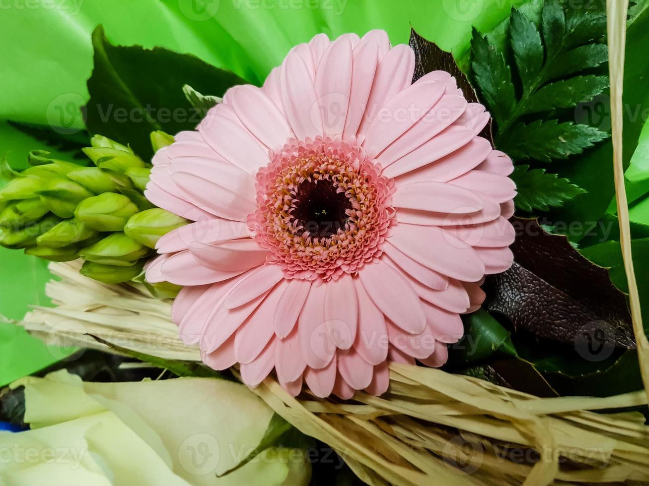 brudbukett med olika blommor foto