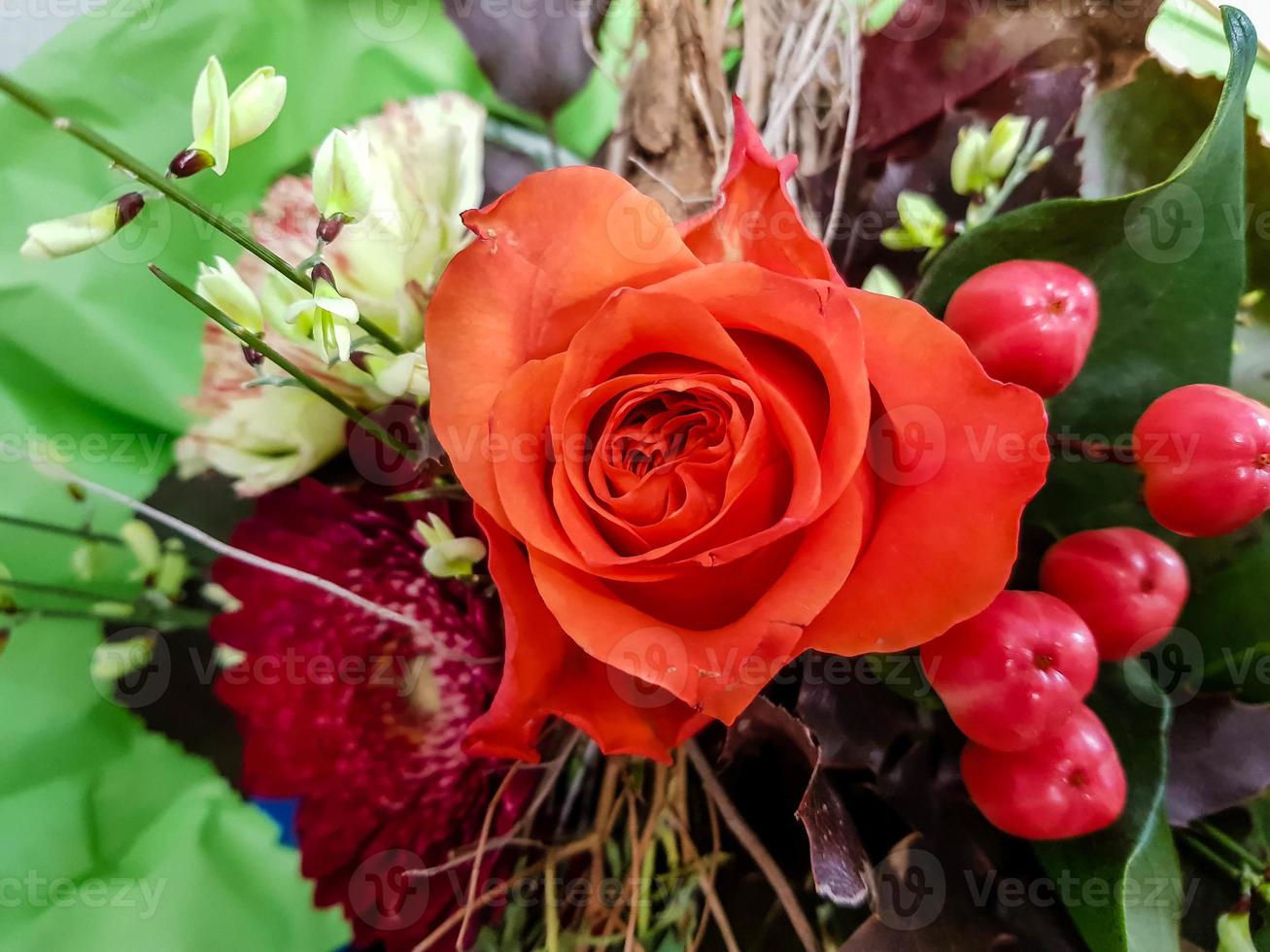 brudbukett med olika blommor foto