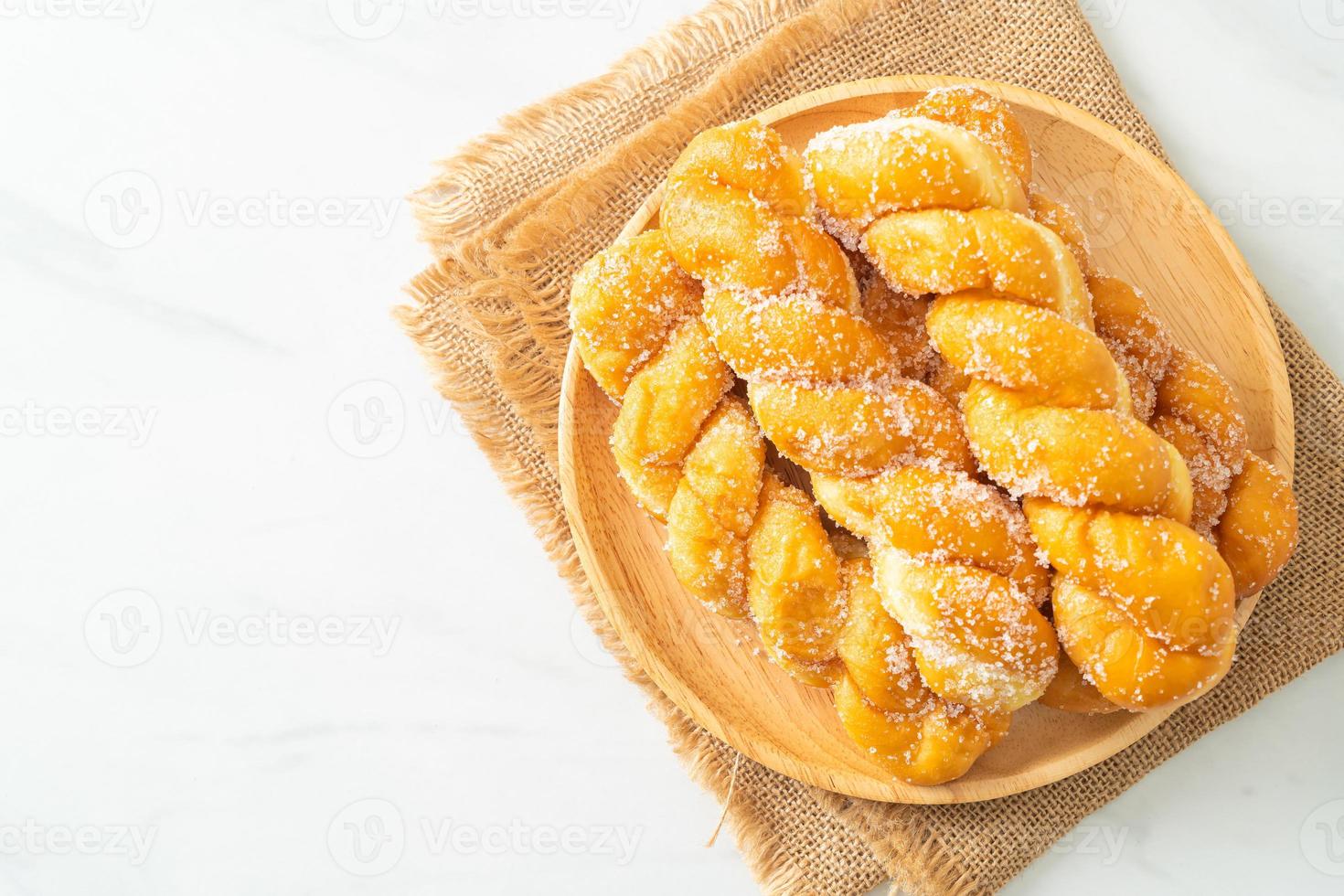 sockermunk i spiralform på träplatta foto