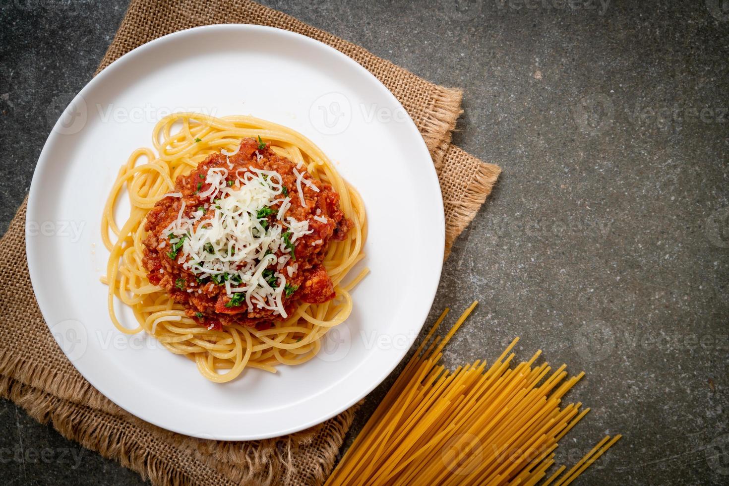 spaghetti bolognese fläsk eller spaghetti med malet fläsk tomatsås - italiensk matstil foto