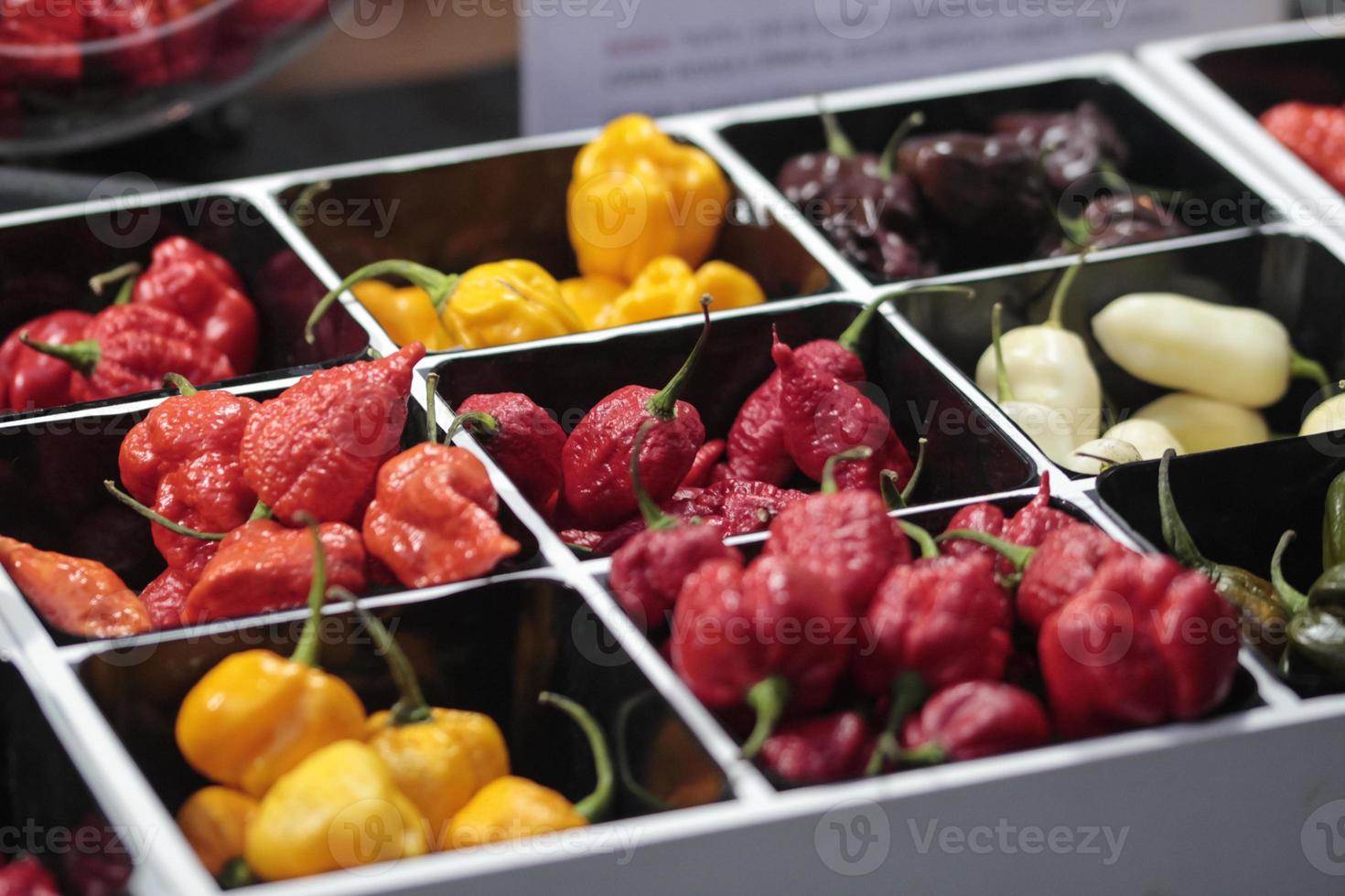 kryddiga chilipeppar i olika färger, säljs på marknaden foto