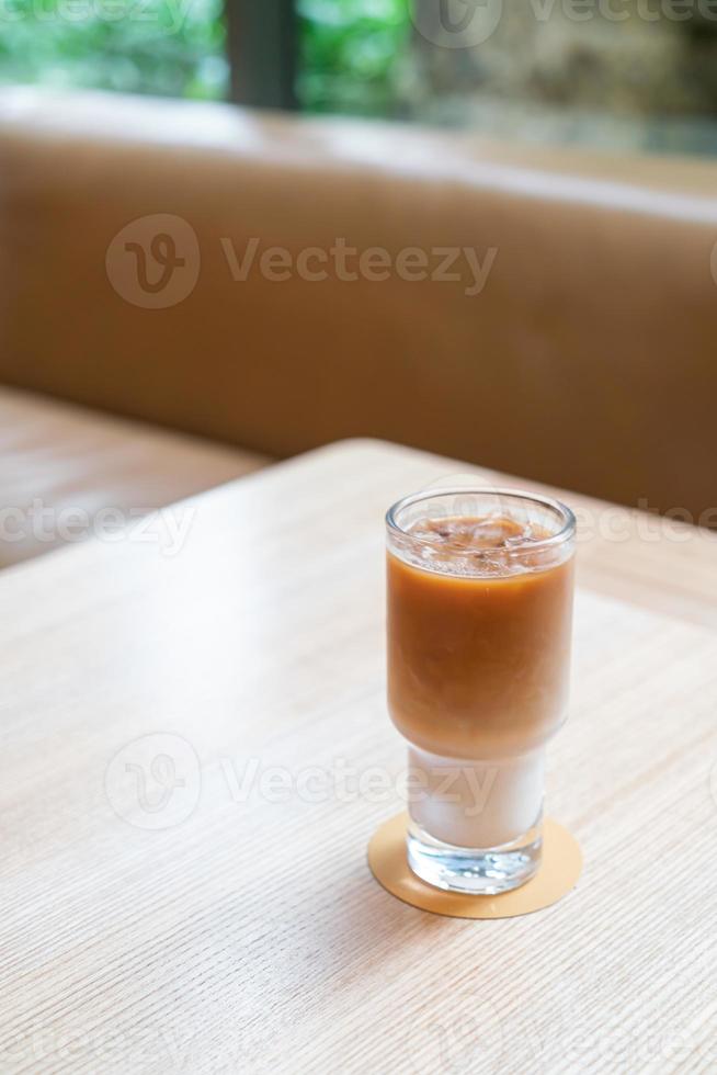 iced latte kaffeglas i kafé och restaurang foto