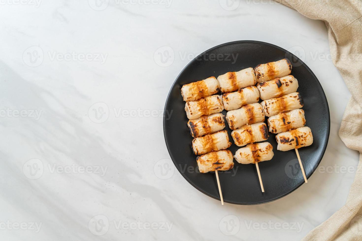 grillad rörformad fiskpastakaka eller rörbläckfiskspett på tallriken foto