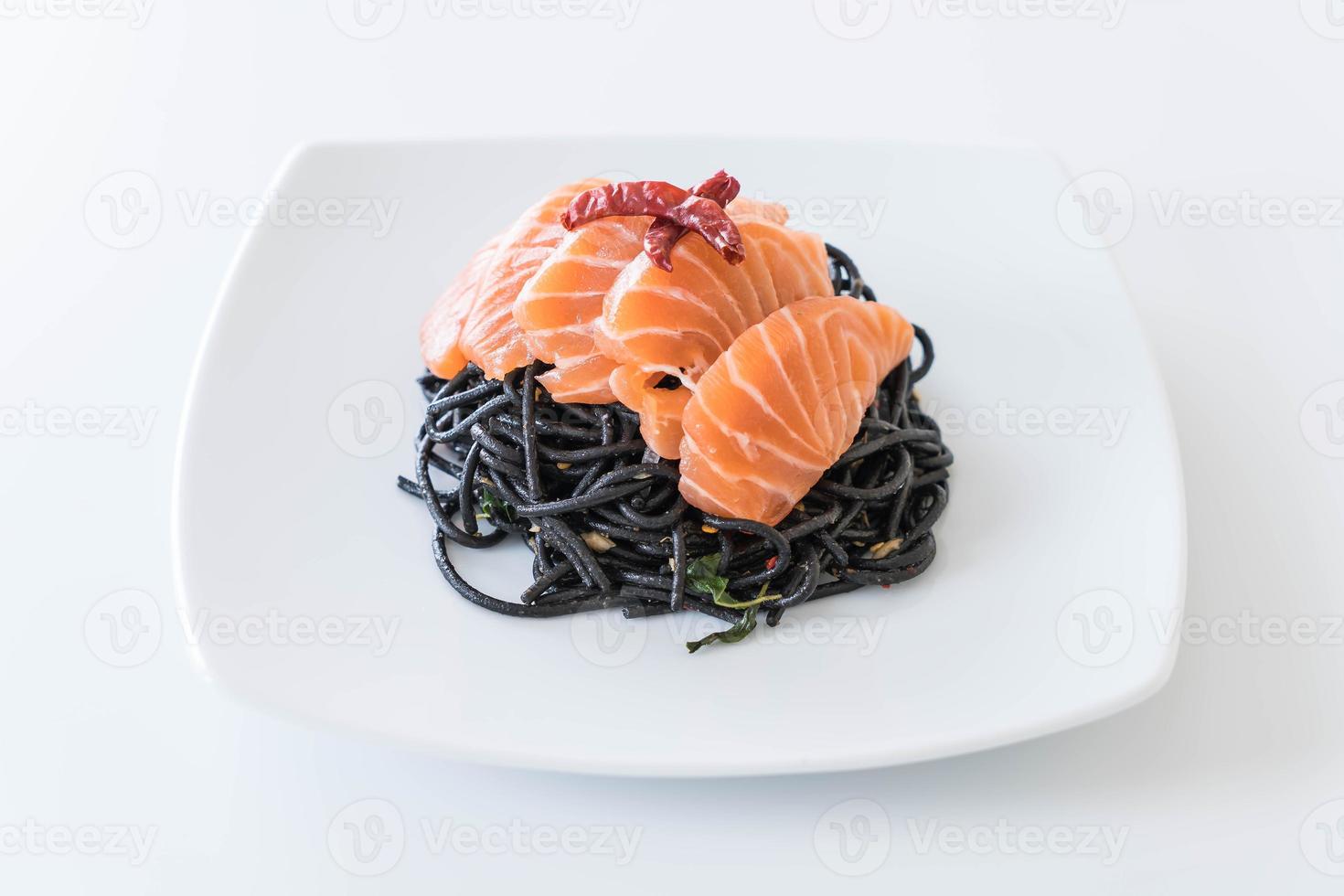 kryddig svart spagetti med lax - fusionsmatstil foto