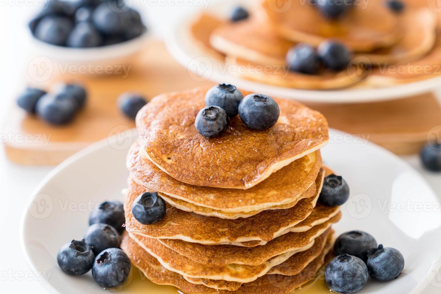 bunt pannkakor med färskt blåbär foto