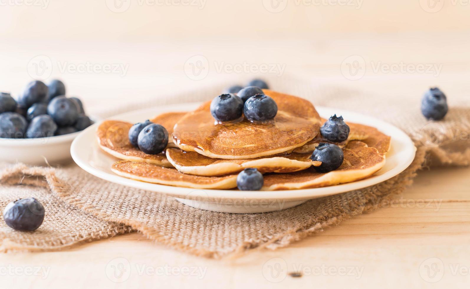 bunt pannkakor med färskt blåbär foto