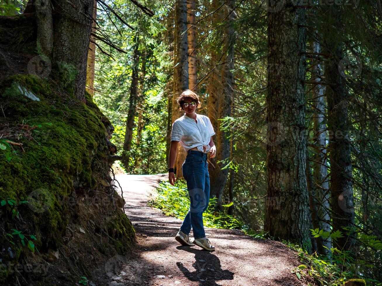 ung flicka i skogen foto