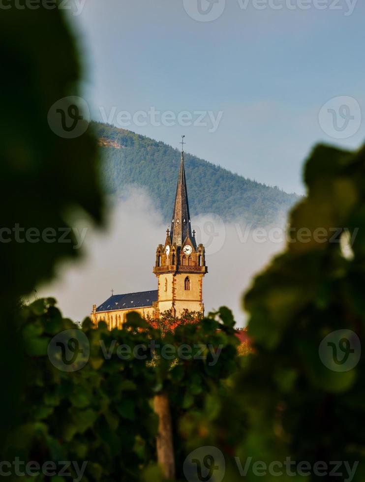 klocktorn av en gammal kyrka i byn bernardschwiller i alsace, frankrike foto