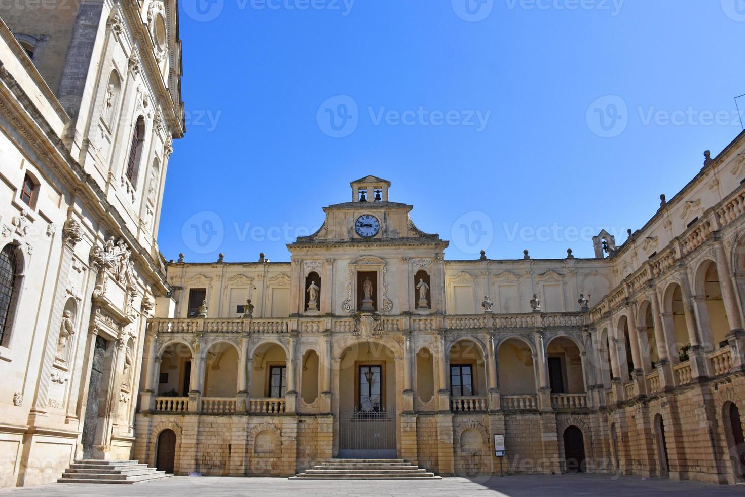 Italien, lecce, stad med barock arkitektur och kyrkor och arkeologiska lämningar. foto