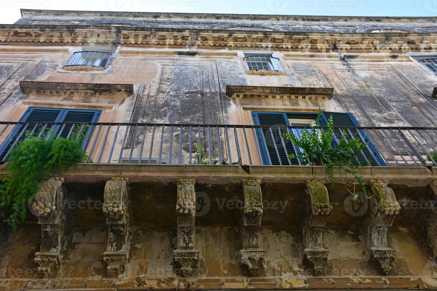 Italien, lecce, stad med barock arkitektur och kyrkor och arkeologiska lämningar. foto