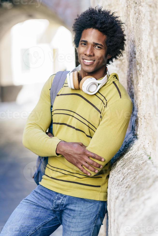 svart man med afro hår sightseeing i Granada foto