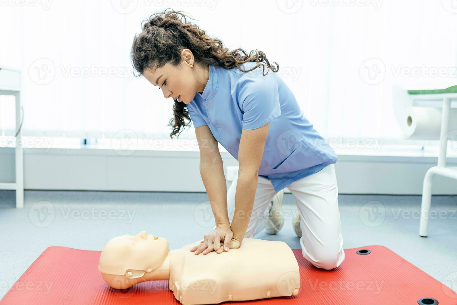 cpr klass med instruktörer talande och demonstrera först hjälpa, kompressioner ans reanimering procedur. cpr dummy foto