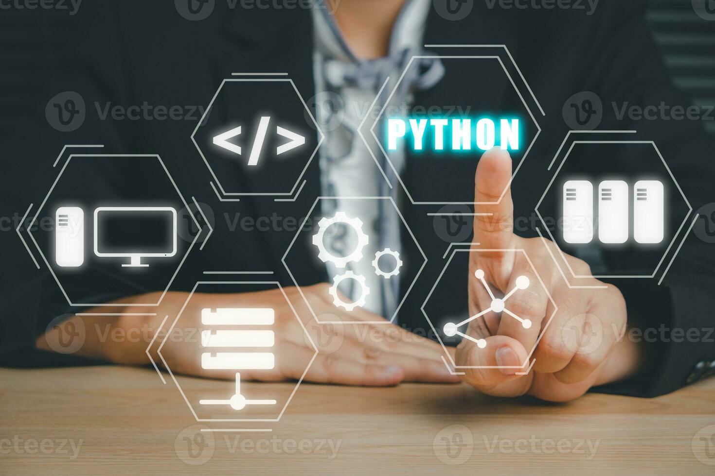 pytonorm programmering språk, kvinna hand rörande pytonorm programmering ikon på virtuell skärm, Ansökan och webb utveckling begrepp. foto