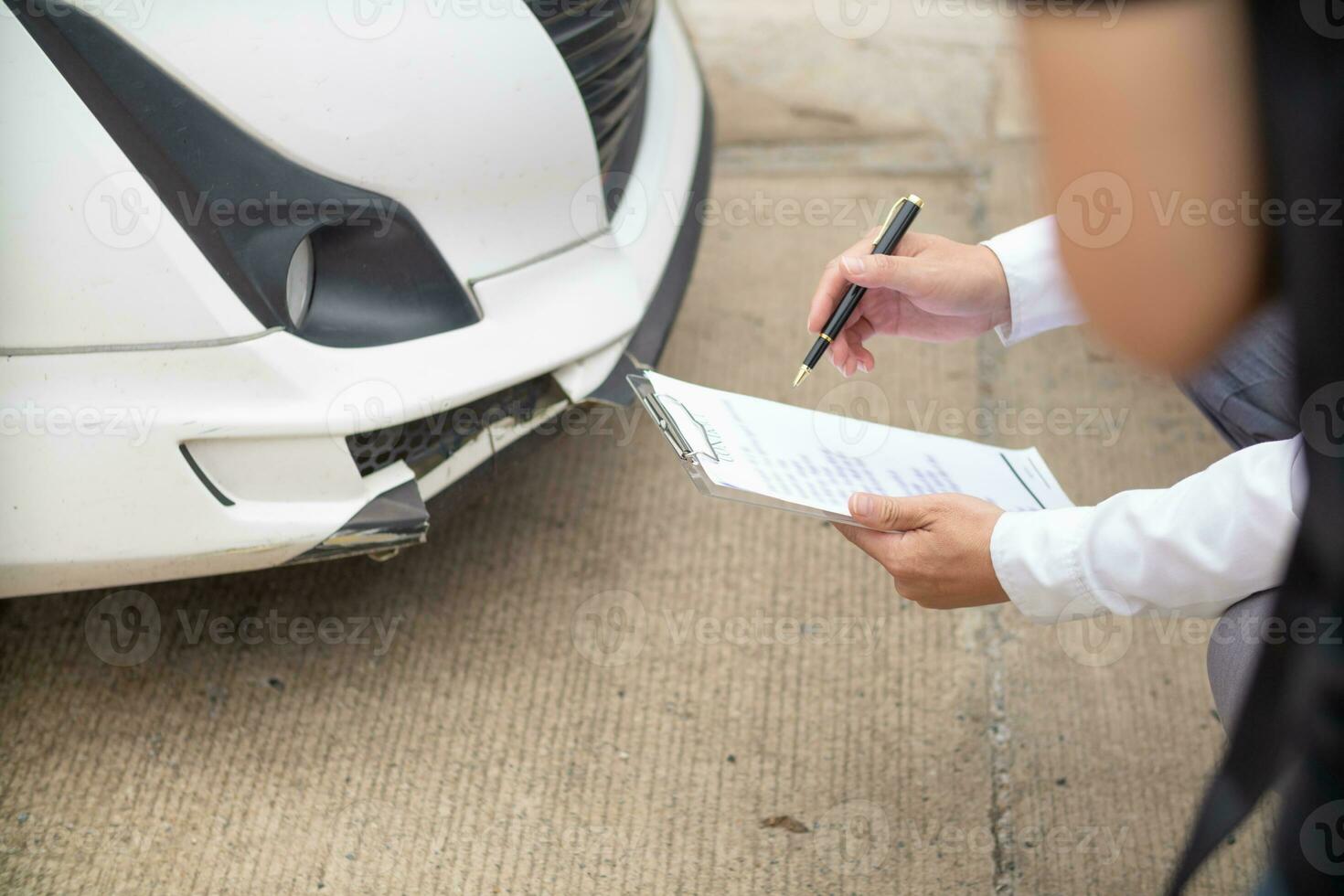 försäkring agenter träffa med kunder när olyckor inträffa till inspektera skada och dokumentera försäkring påståenden skyndsamt. begrepp av bil försäkring agenter till enträget inspektera skada för kunder. foto
