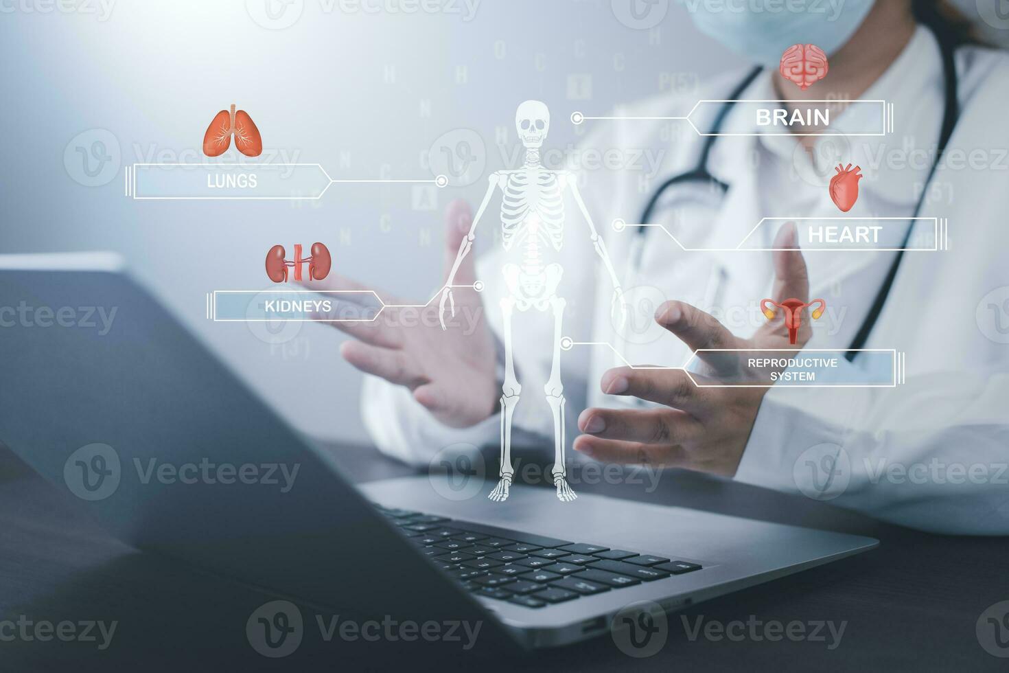 medicinsk läkare och medicinsk teknologi och trogen begrepp, läkare använder sig av bärbar dator och hälsa medicinsk nätverk förbindelse ikon på virtuell skärm gränssnitt, modern medicinsk teknologi och innovation. foto