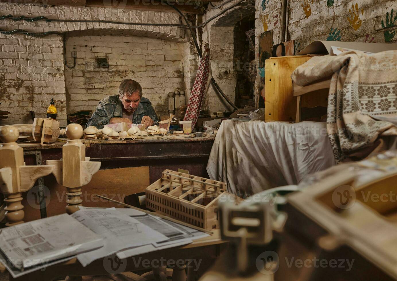 porträtt av snickare, hantverkare i snickeri verkstad. konstnär på arbete, hobby tycka om yrke foto