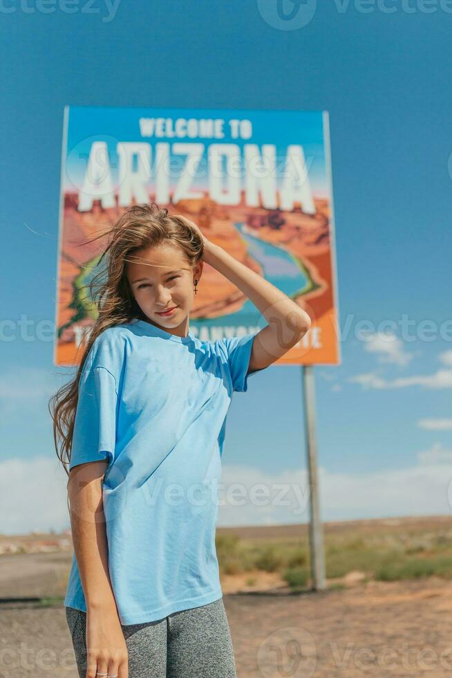 Välkommen till arizona väg tecken. stor Välkommen tecken hälsar resor i paje kanjon, arizona, USA foto