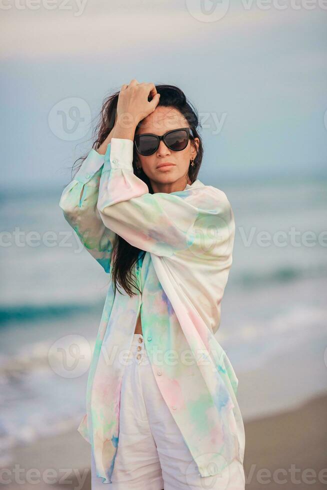 ung skön kvinna på strand semester på caribs foto