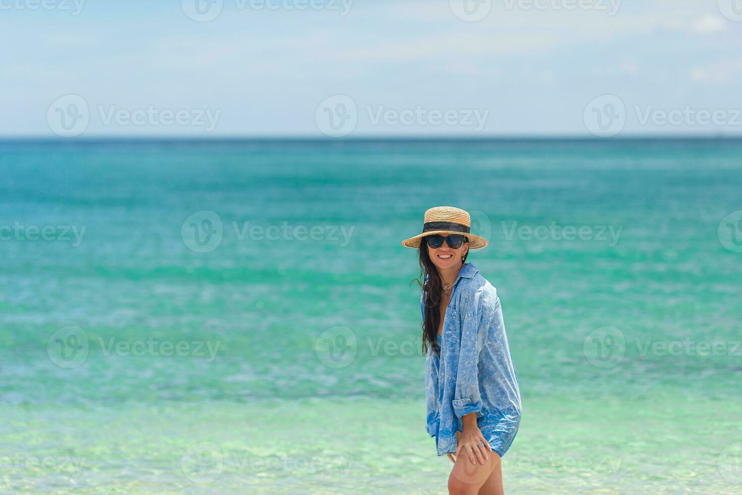 ung skön kvinna på strand semester på caribs foto