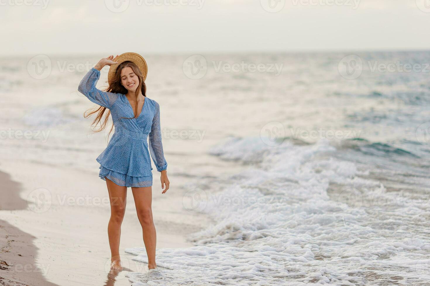 Lycklig flicka njut av sommar semester på de strand foto