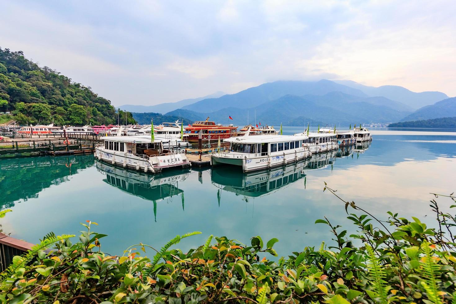 nantou, taiwan, 02 apr 2017 - båtar i hamnen på morgonen foto