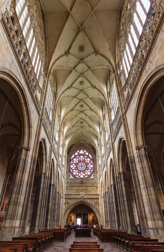 Prag, Tjeckien, 14 apr 2016 - vacker interiör i st. vitus-katedralen i Prag foto