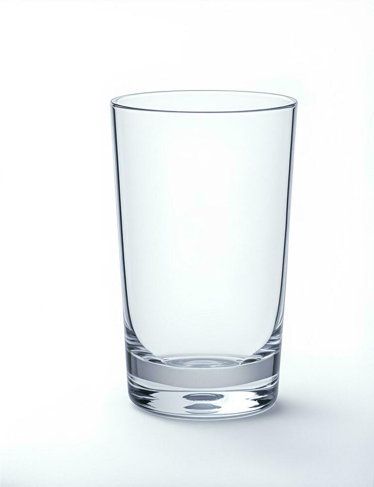 tömma glas av vatten på en vit bakgrund isolerat foto