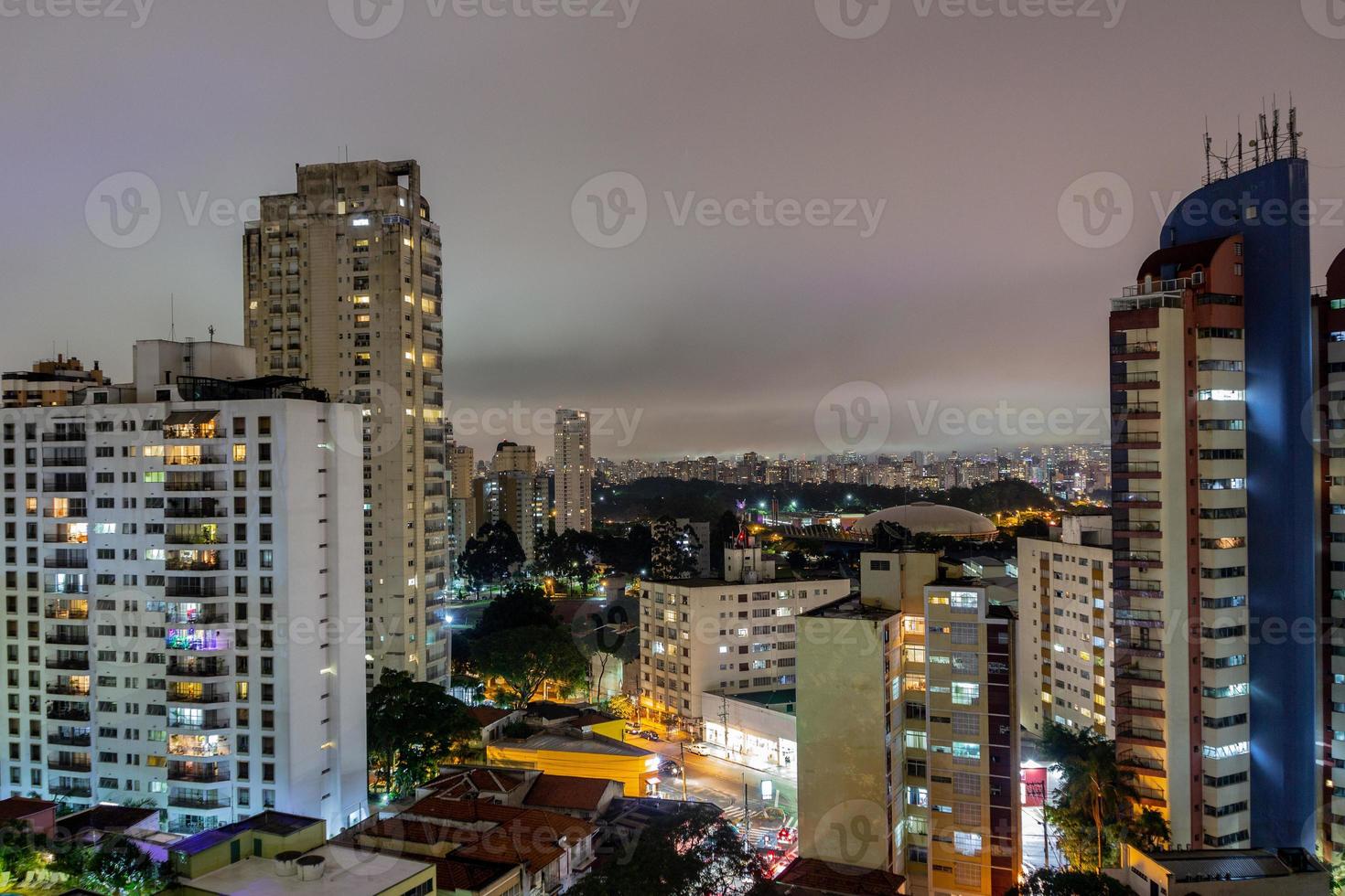 staden Sao Paulo i Brasilien på natten foto