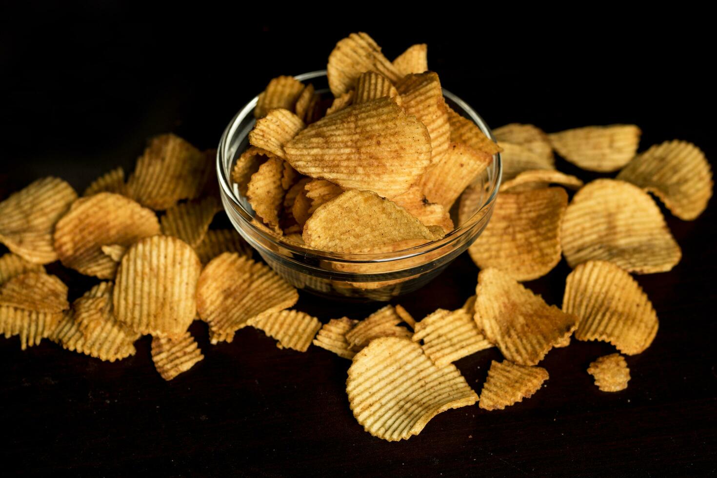 potatisar pommes frites. friterad potatisar i en djup transparent skål, potatis pommes frites i en klar glas skål foto