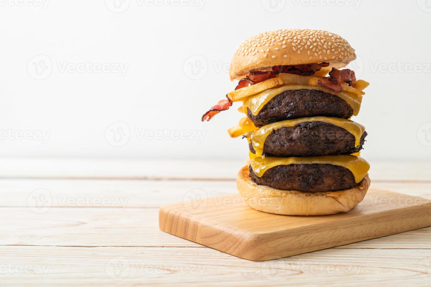 hamburgare eller hamburgare med ost, bacon och pommes frites foto