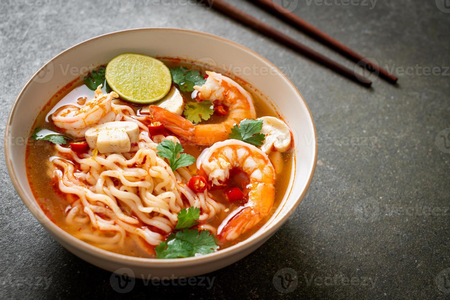 snabbnudlar ramen i kryddig soppa med räkor foto