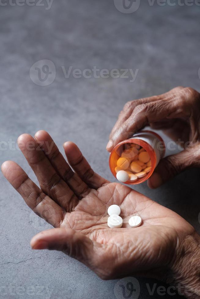 medicinska piller på handflatan på svart bakgrund foto
