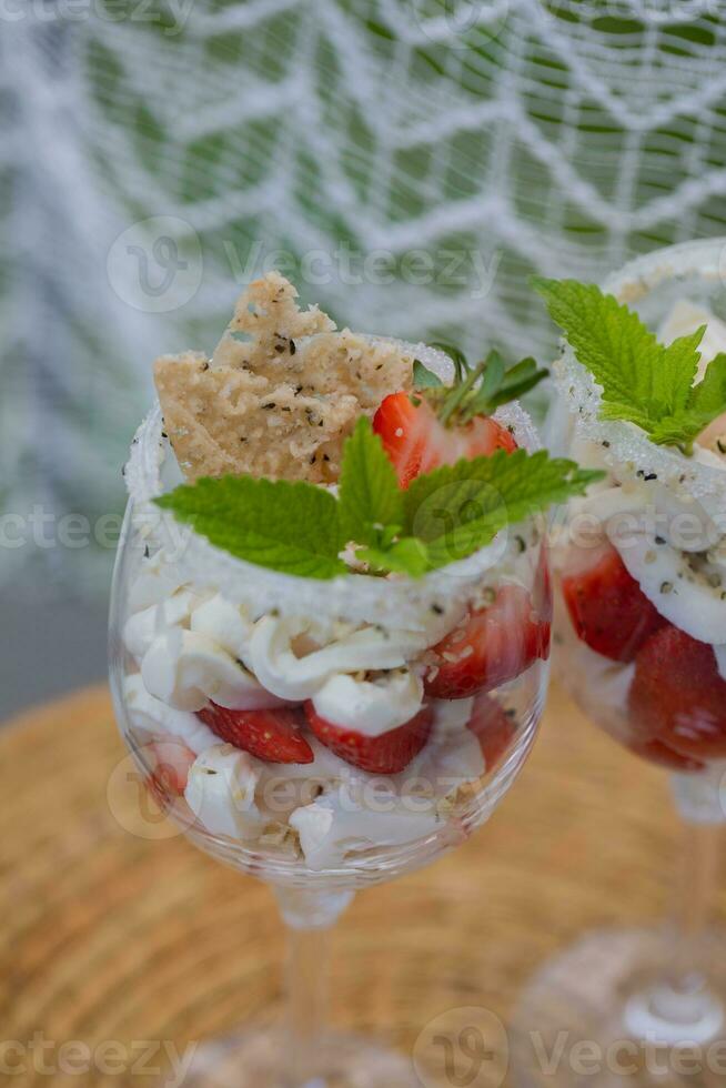 jordgubbar med mascarpone och hampa crackers foto