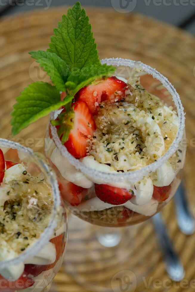 jordgubbar med mascarpone och hampa crackers foto