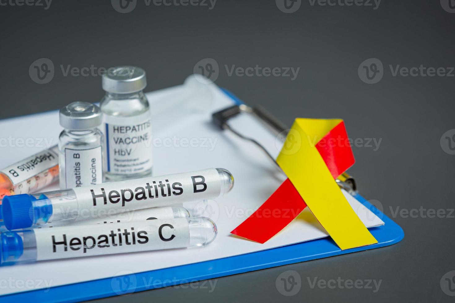 världsmedvetenhet om hepatitdag med rött gult band foto
