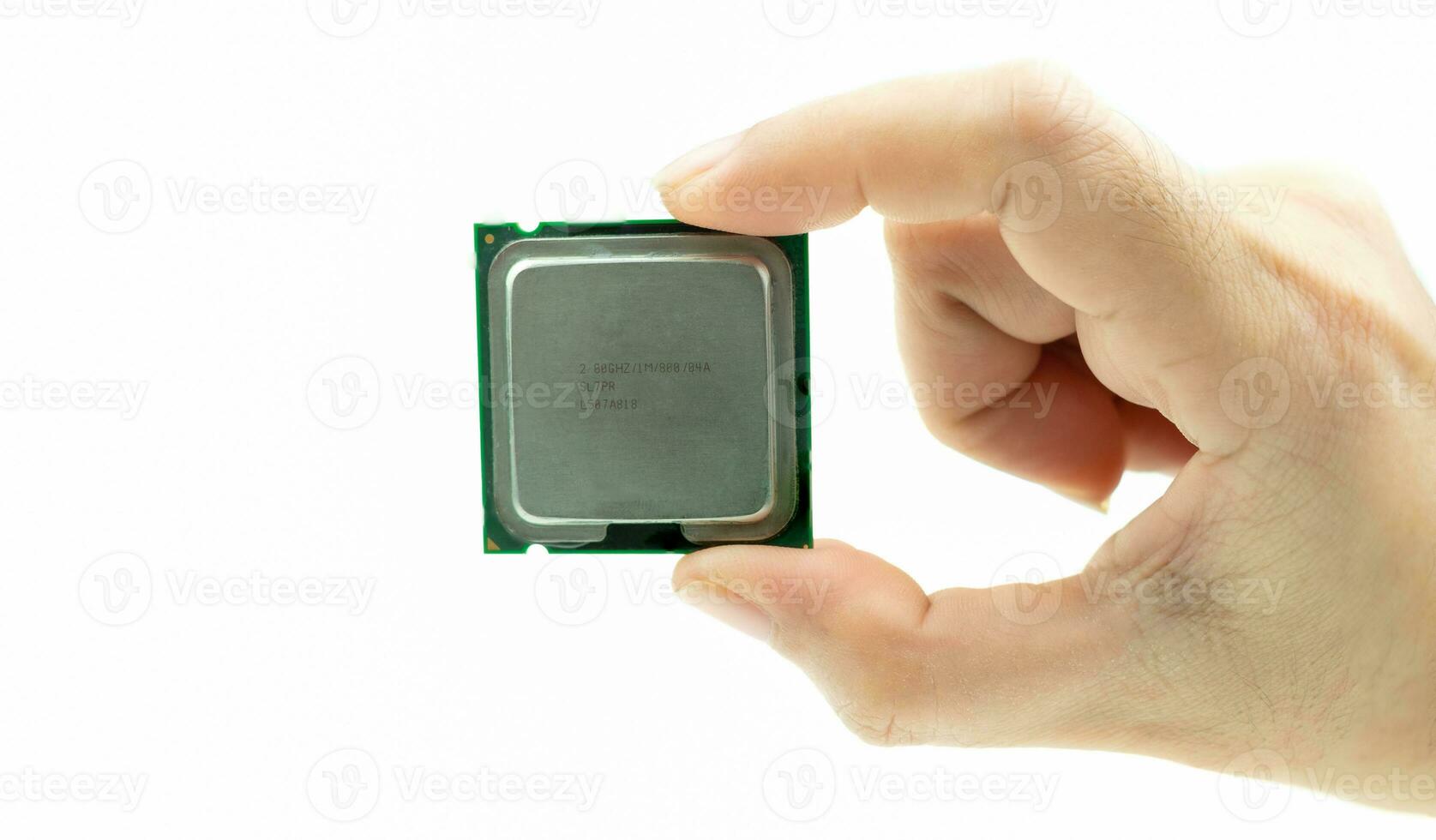 realistiska cpu bakifrån processor chip i handen på vit bakgrund foto