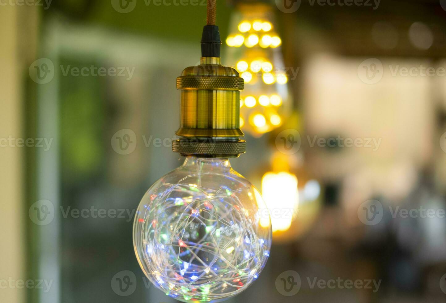 klassisk retro glödlampa ledde elektrisk lampa på suddig bakgrund foto