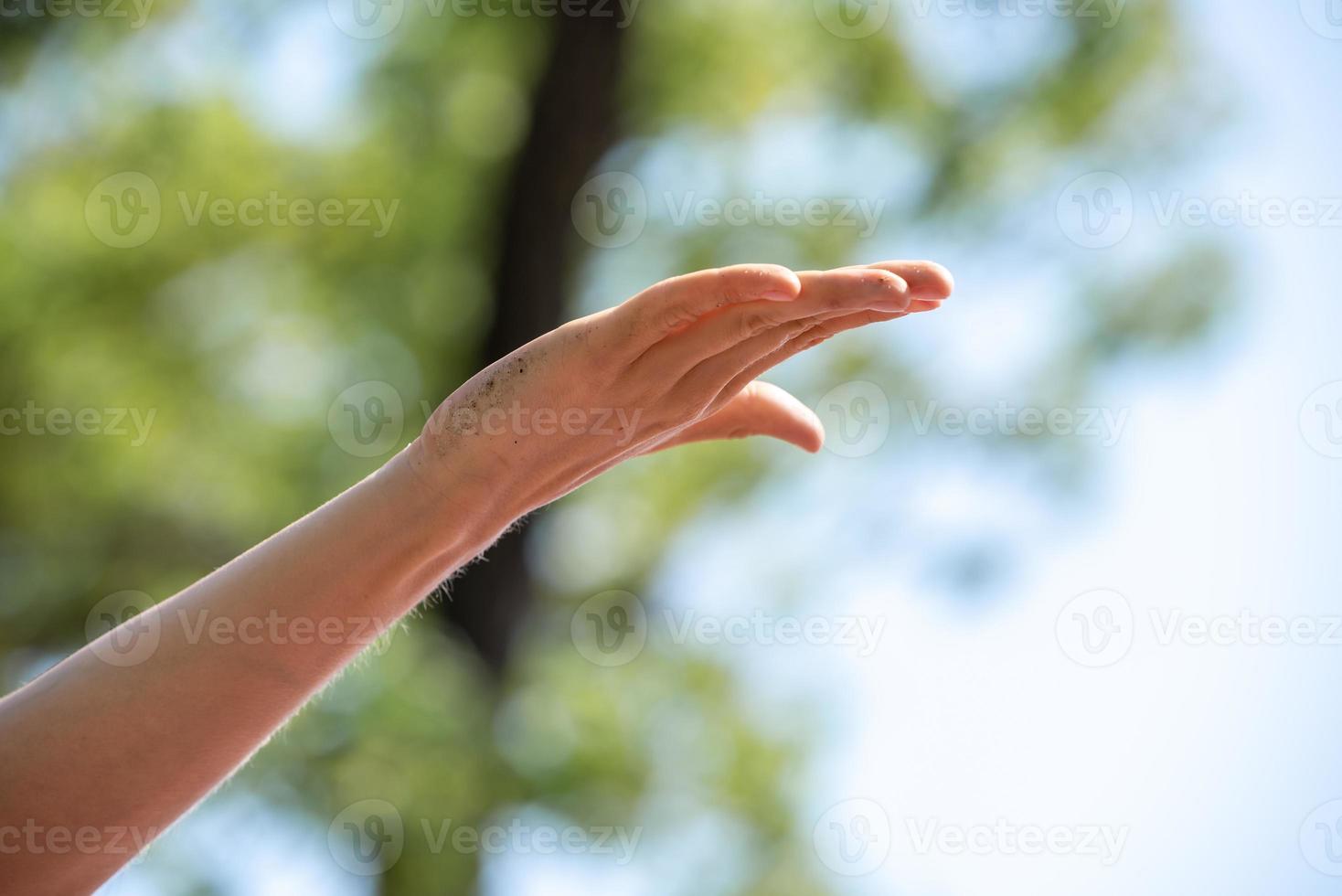 händer av människor som gör yoga på stranden foto