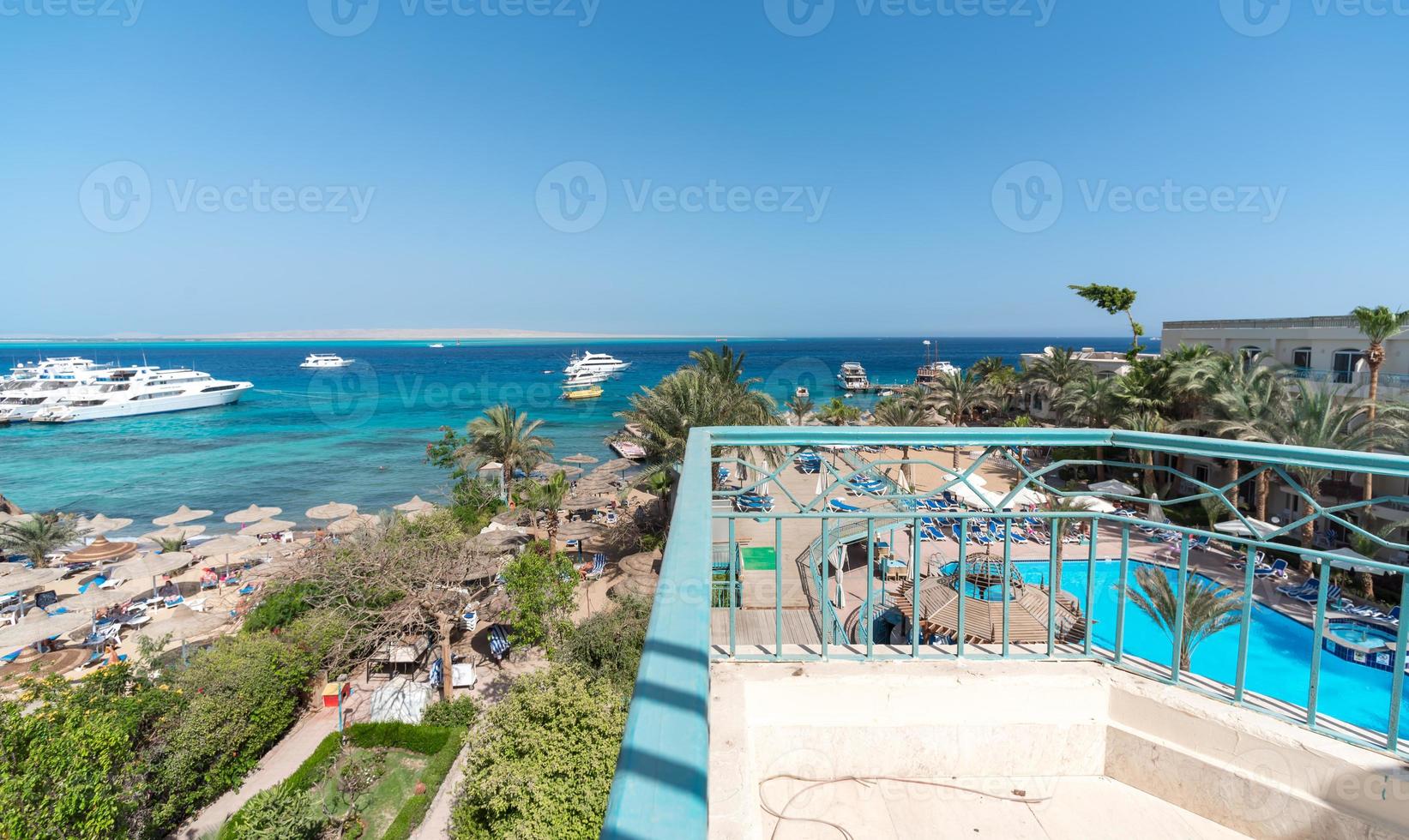 panoramautsikt över hotellet med en pool och Röda havet i Egypten foto