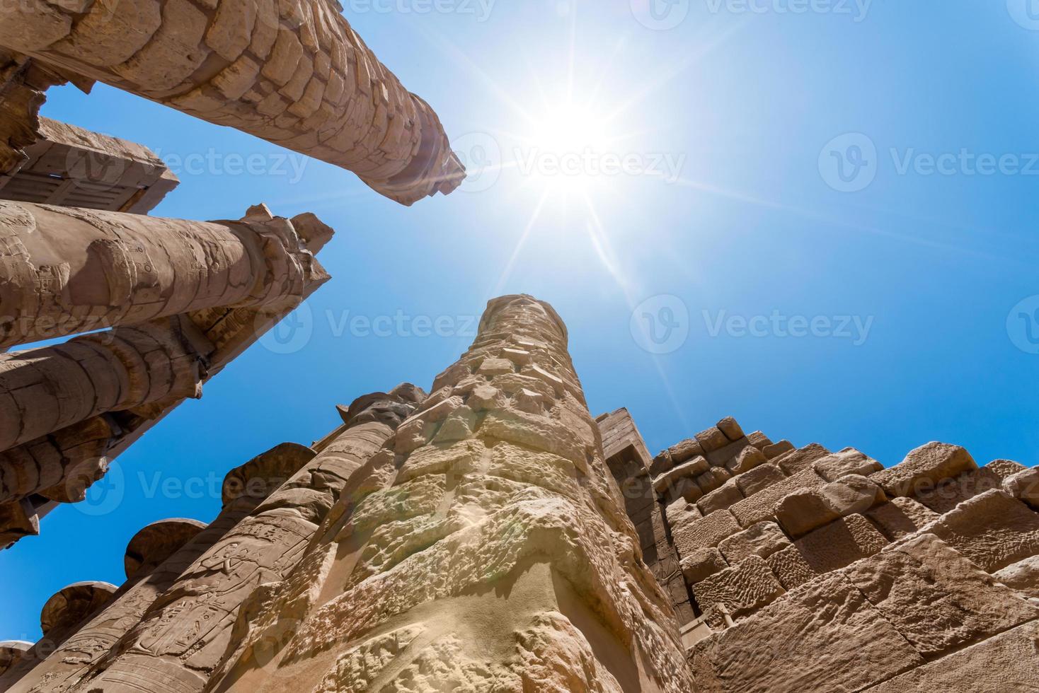 antika kolumner i ett karnak-tempel i luxor foto