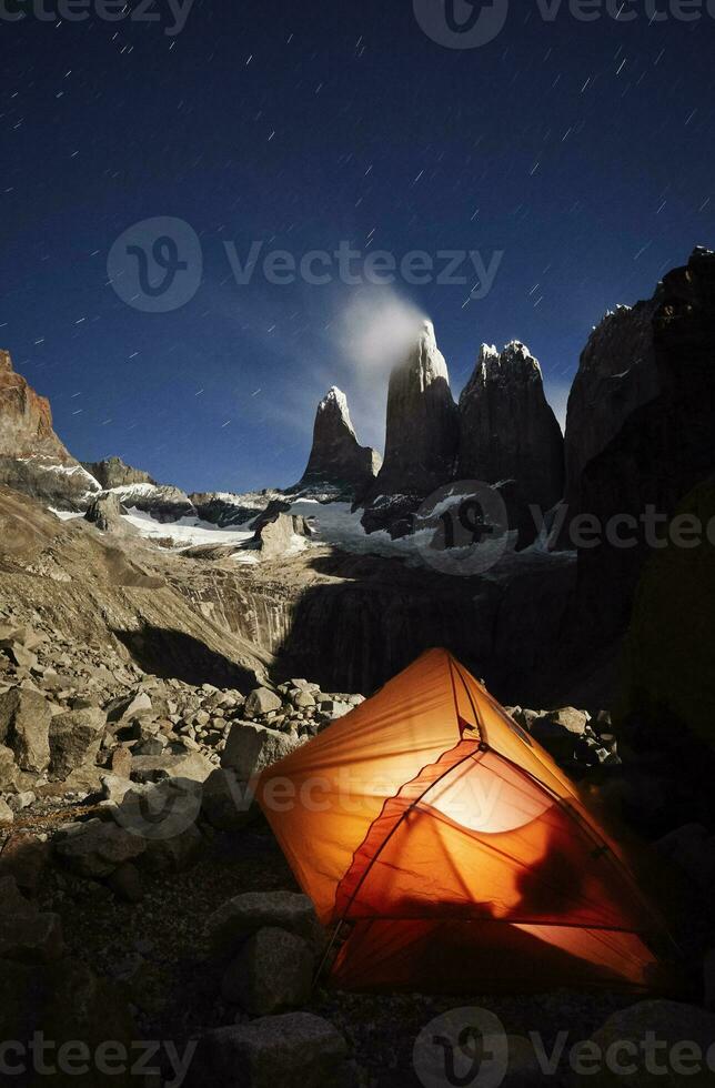 chile, patagonie, nationalpark torres del smärta, orange tält på natt foto