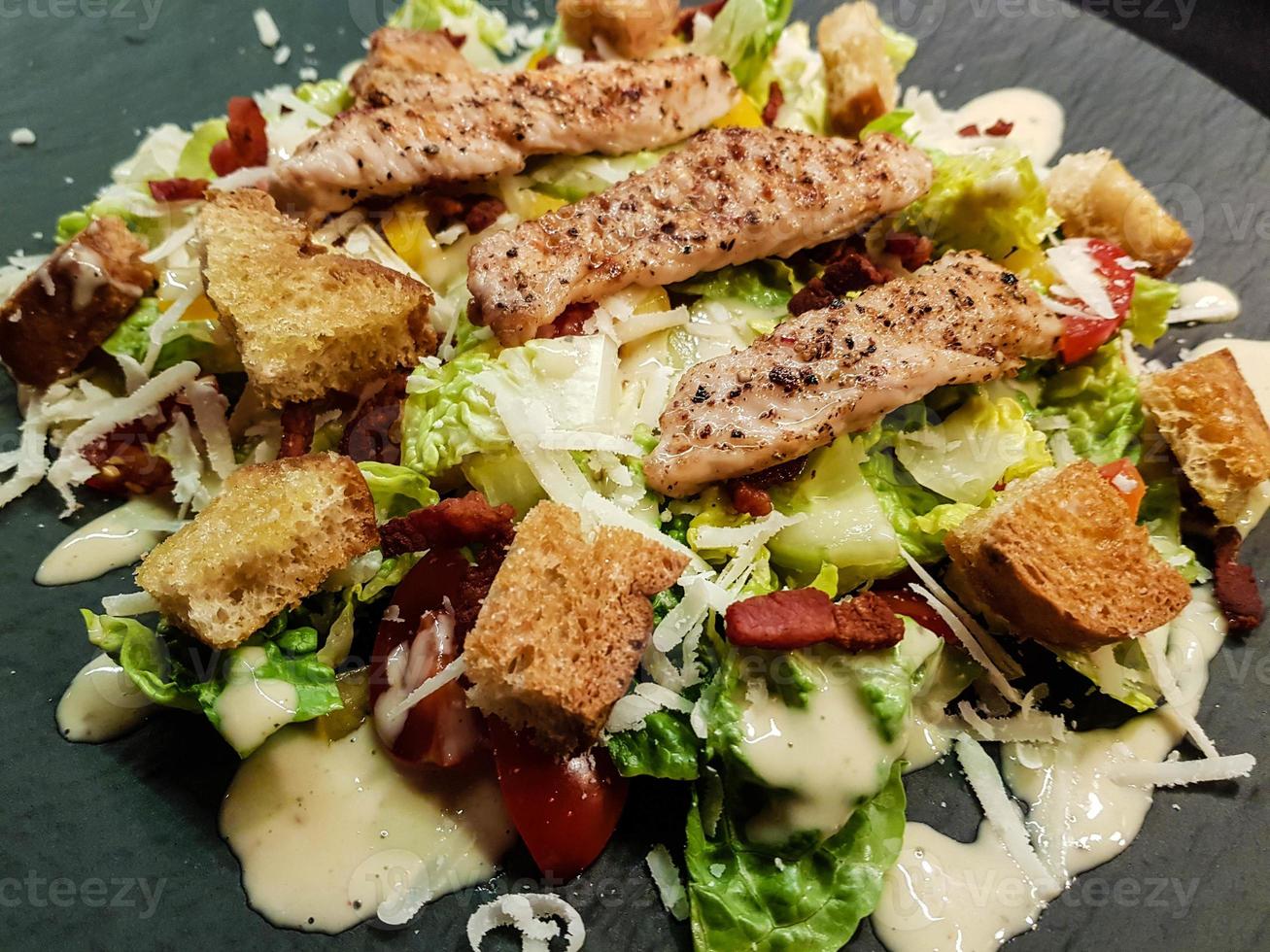 traditionell caesarsallad med grillad kyckling foto