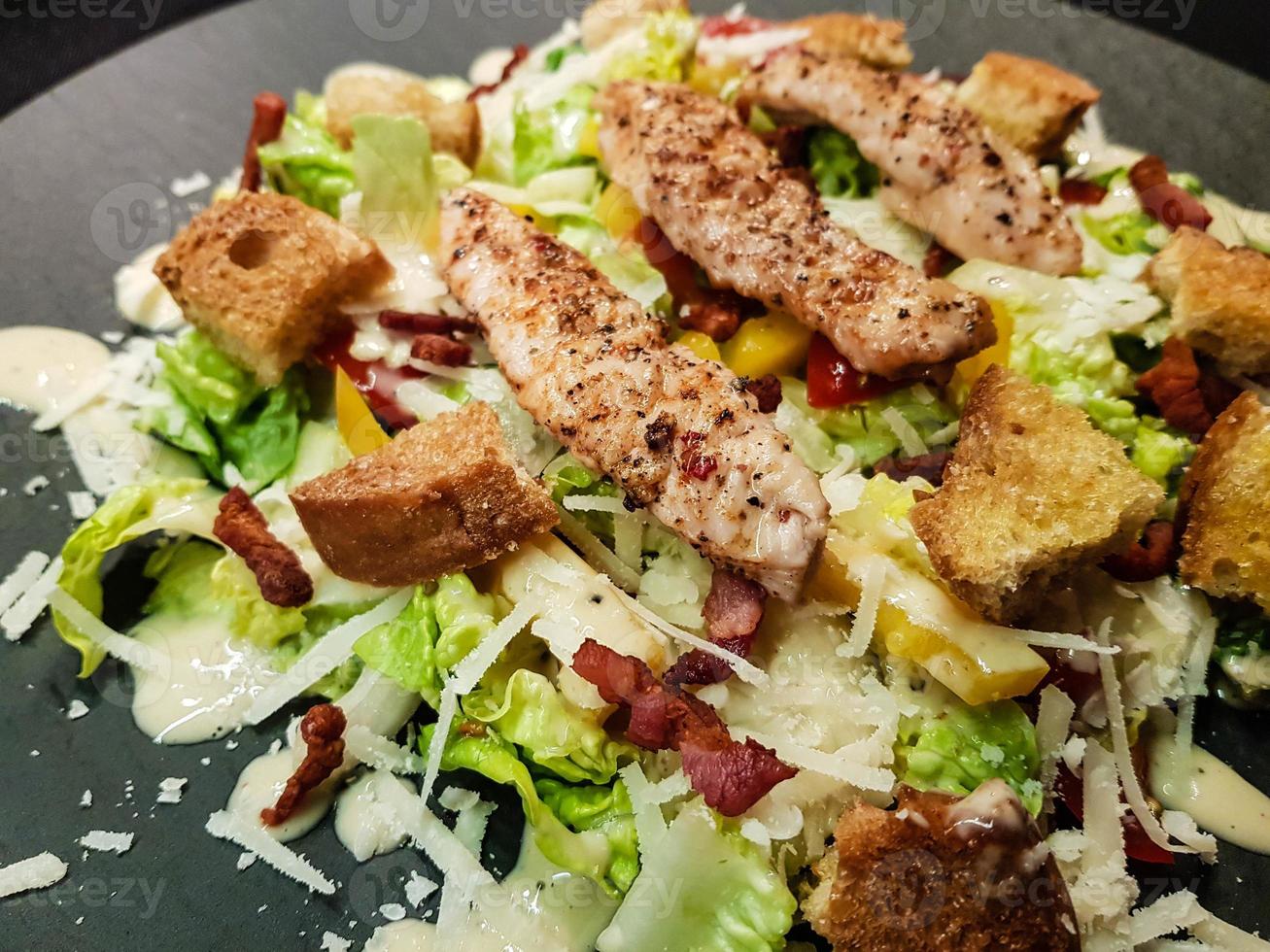 traditionell caesarsallad med grillad kyckling foto