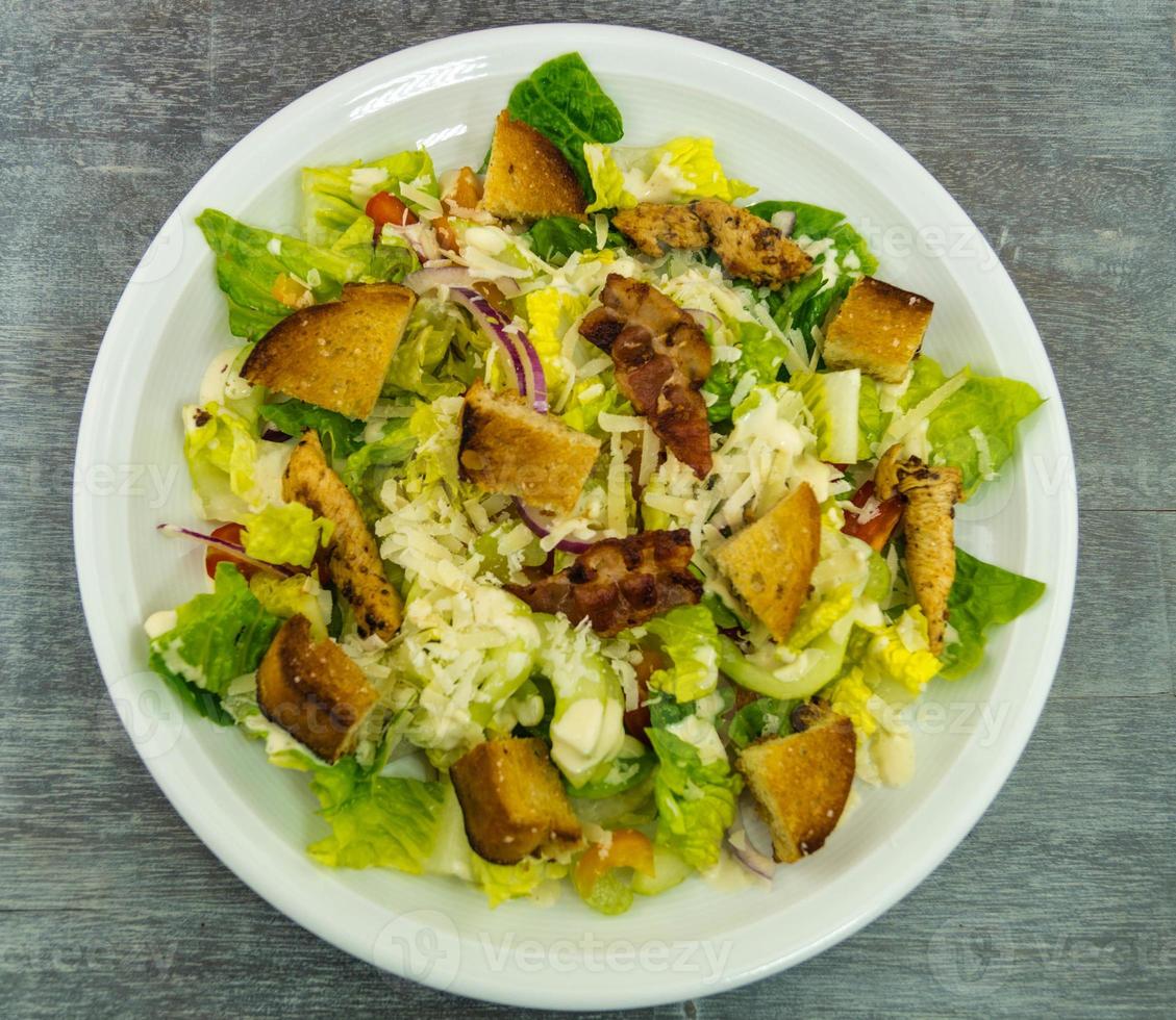 traditionell caesarsallad med grillad kyckling foto